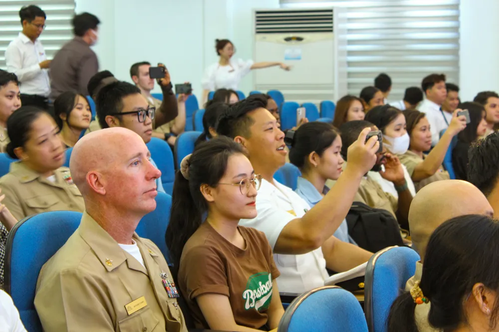 Các thủy thủ của đoàn quay lại khoảnh khắc đặc biệt này