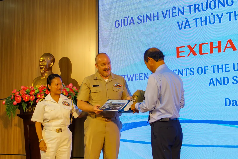 PGS.TS Trần Hữu Phúc, Hiệu trưởng Trường Đại học Ngoại ngữ nhận quà lưu niệm từ đoàn hải quân
