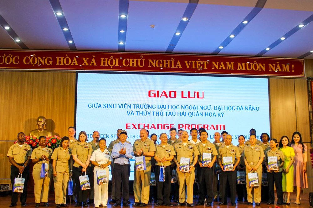 Đoàn hải quân tàu sân bay Hoa Kỳ USS Ronald Reagan giao lưu cùng thầy cô và sinh viên trường Đại học Ngoại ngữ