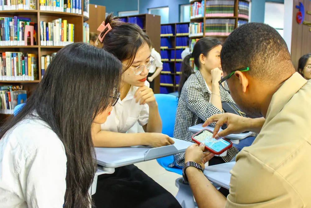 Nhiều thành viên đoàn hải quân Hoa Kỳ đánh giá cao trình độ tiếng Anh của sinh viên