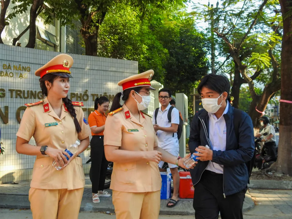 CSGT phát nước tại điểm thi Trường THPT Phan Chu Trinh CSGT phát nước tại điểm thi Trường THPT Phan Chu Trinh