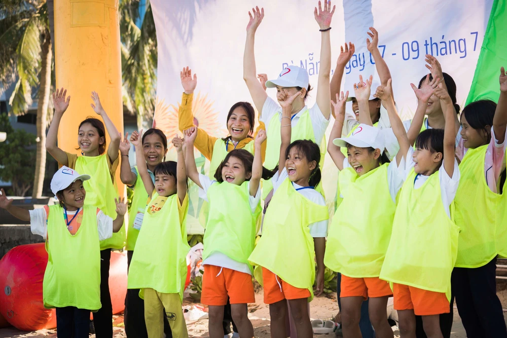 56 em học sinh nghèo thuộc các huyện Nam Trà My, Đông Giang, Tây Giang (Quảng Nam) và Tây Trà (Quảng Ngãi) cùng tham gia hành trình "Bạn nhỏ vùng cao xuống phố" tại TP Đà Nẵng do CLB Bạn thương nhau tổ chức. Ảnh: TÙNG QUÂN