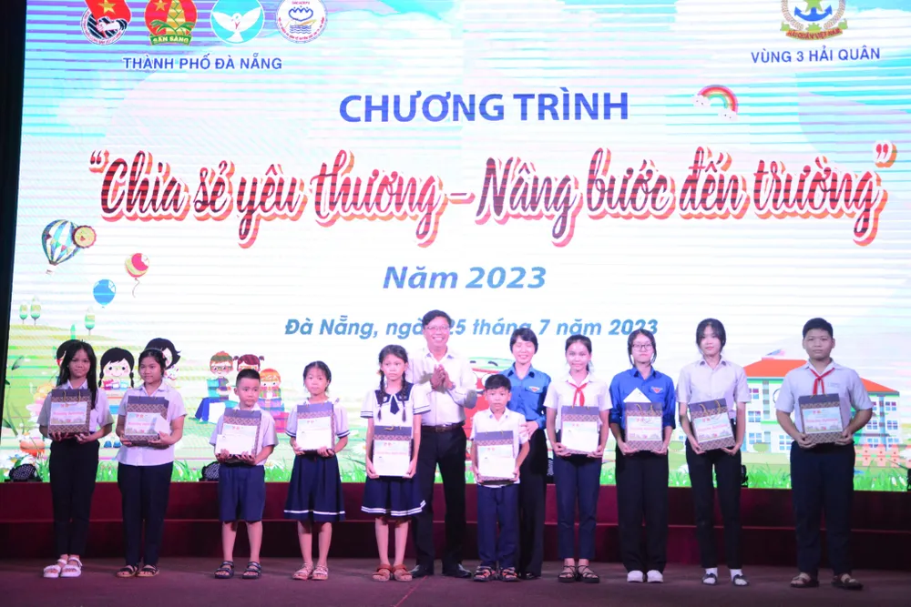 Trao tặng học bổng cho các em thiếu nhi có hoàn cảnh khó khăn Trao tặng học bổng cho các em thiếu nhi có hoàn cảnh khó khăn