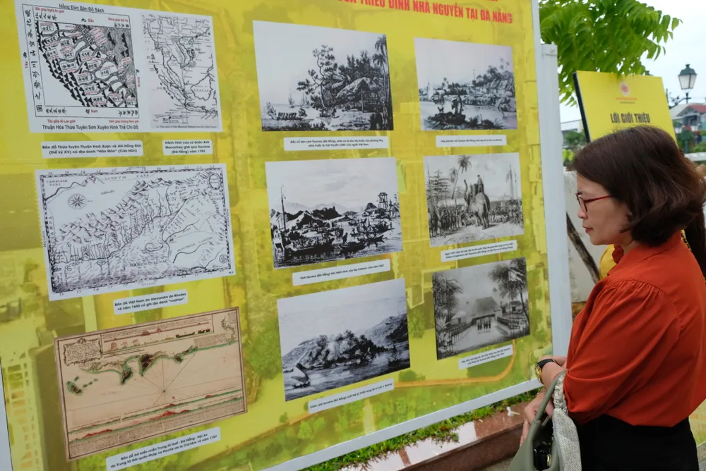 Du khách tham quan triển lãm