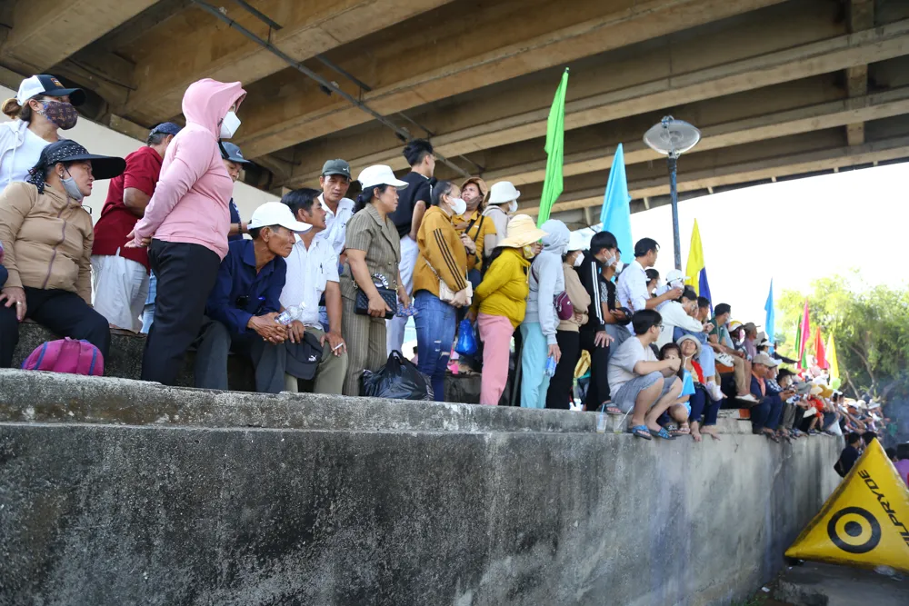 Phía dưới chân cầu quay sông Hàn cũng có rất đông cổ động viên theo dõi cuộc đua Phía dưới chân cầu quay sông Hàn cũng có rất đông cổ động viên theo dõi cuộc đua