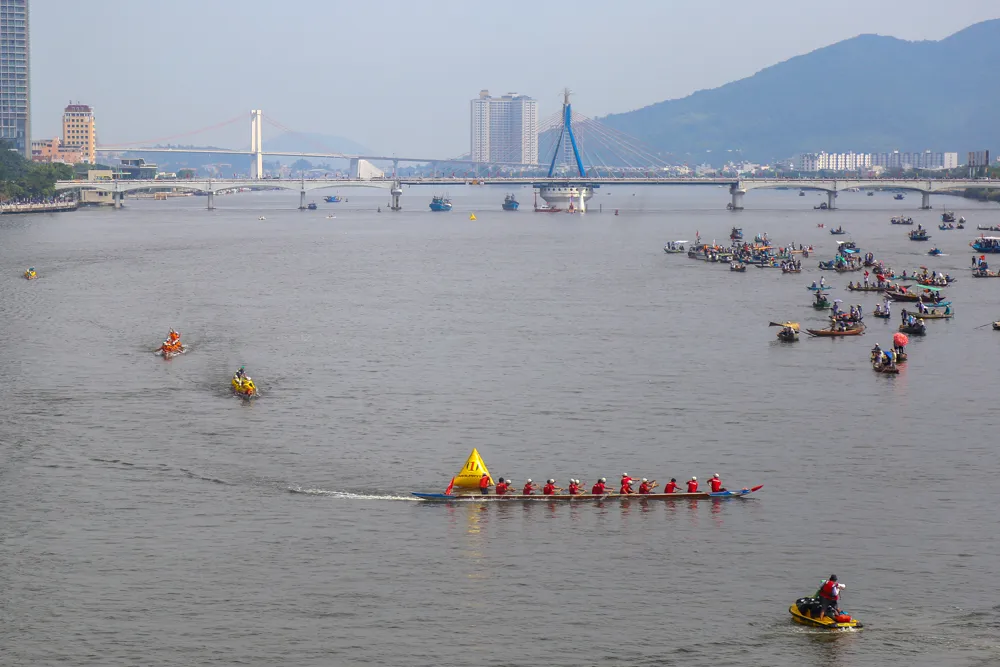Các đội đua thực hiện động tác qua tiêu trước khi về đích Các đội đua thực hiện động tác qua tiêu trước khi về đích