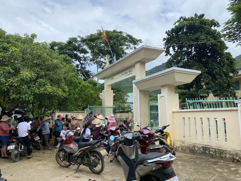 Phụ huynh tập trung trước cổng Trường Tiểu học Hòa Bắc (điểm trường thôn Nam Yên). Ảnh: PHẠM NGA Phụ huynh tập trung trước cổng Trường Tiểu học Hòa Bắc (điểm trường thôn Nam Yên). Ảnh: PHẠM NGA