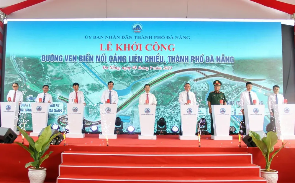 Lãnh đạo TP Đà Nẵng bấm nút khởi công công trình đường ven biển nối cảng Liên Chiểu Lãnh đạo TP Đà Nẵng bấm nút khởi công công trình đường ven biển nối cảng Liên Chiểu
