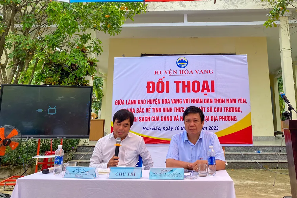 Bí thư Huyện ủy Tô Văn Hùng chia sẻ thông tin tại buổi đối thoại Bí thư Huyện ủy Tô Văn Hùng chia sẻ thông tin tại buổi đối thoại