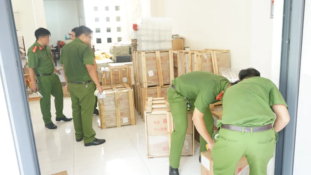 Cơ quan chức năng kiểm tra và thu giữ toàn bộ số hàng hóa không rõ nguồn gốc Cơ quan chức năng kiểm tra và thu giữ toàn bộ số hàng hóa không rõ nguồn gốc