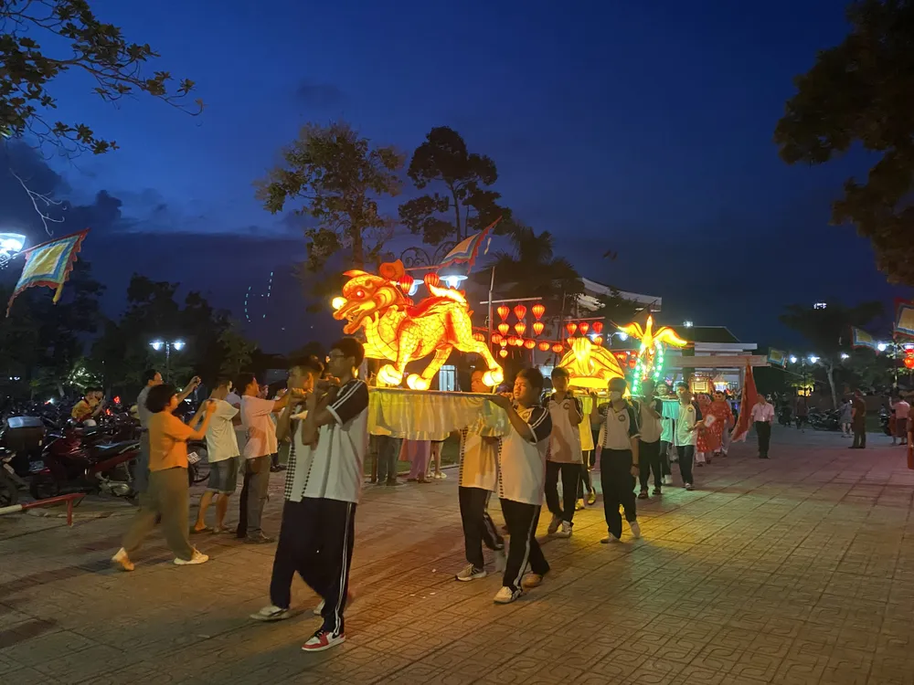 Đoàn diễu hành rước danh hiệu Di sản văn hóa phi vật thể quốc gia Tết Trung thu Đoàn diễu hành rước danh hiệu Di sản văn hóa phi vật thể quốc gia Tết Trung thu