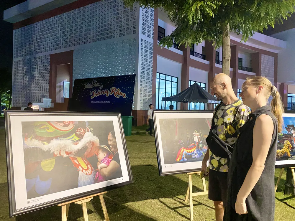 Du khách tham quan triển lãm ảnh nghệ thuật “Múa Thiên cẩu ở Hội An” Du khách tham quan triển lãm ảnh nghệ thuật “Múa Thiên cẩu ở Hội An”