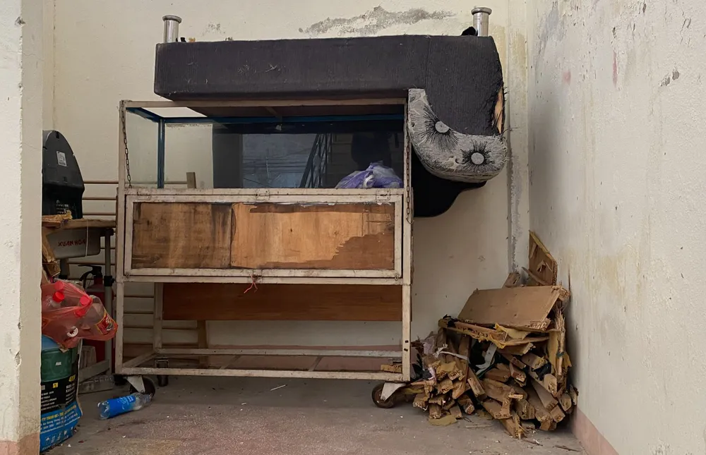 Người dân tận dụng khu vực chiếu nghỉ cầu thang để chứa đồ đạc gây hẹp lối đi, không đảm bảo an toàn Người dân tận dụng khu vực chiếu nghỉ cầu thang để chứa đồ đạc gây hẹp lối đi, không đảm bảo an toàn