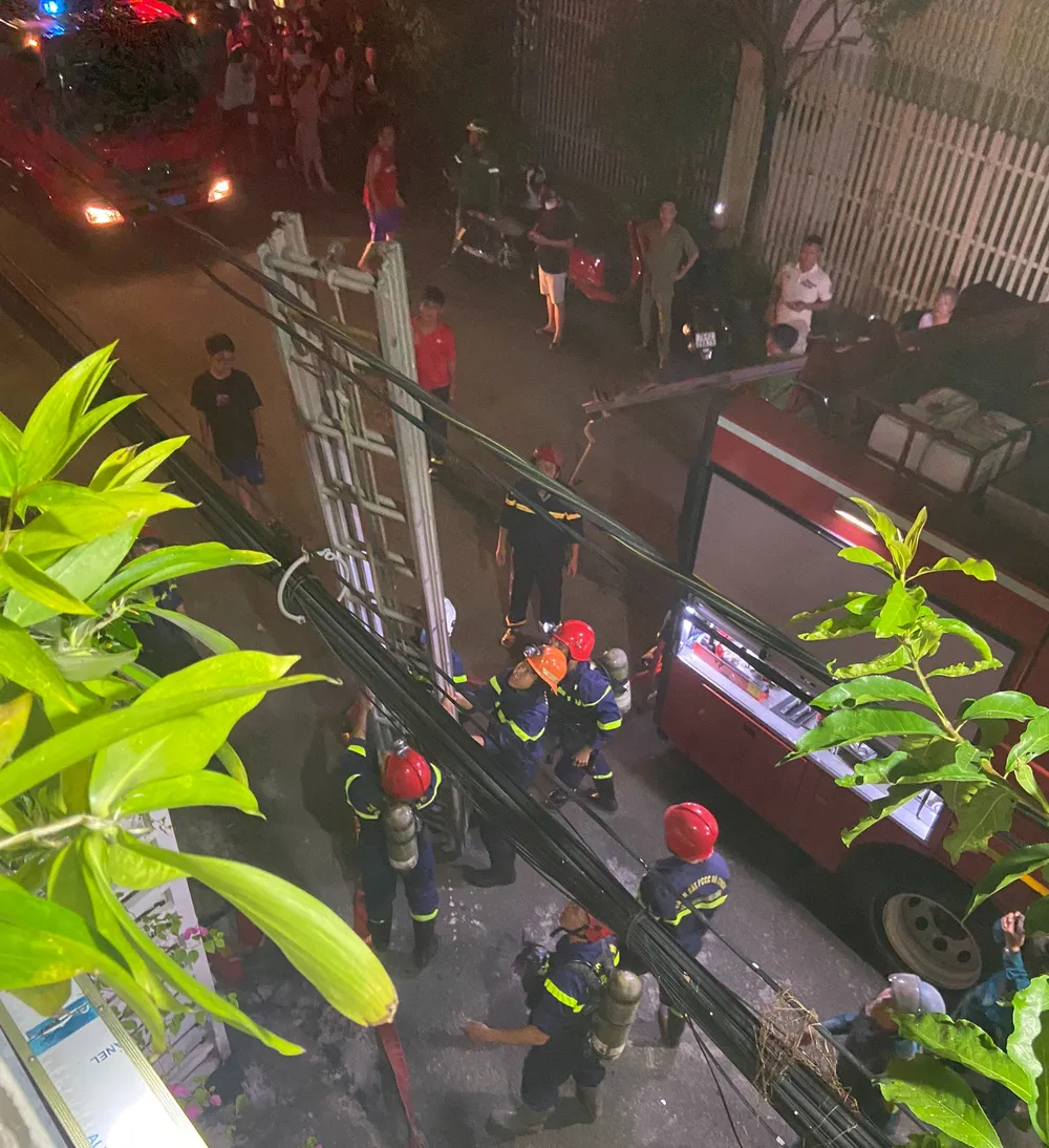 Lực lượng chức năng khống chế đám cháy Lực lượng chức năng khống chế đám cháy