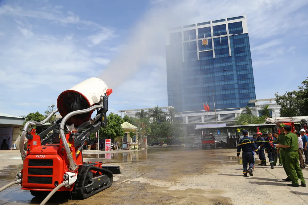 Siêu robot chữa cháy điều khiển từ xa TAF35 phun nước tại buổi trải nghiệm