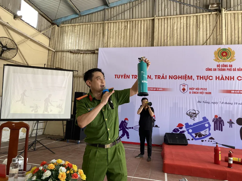 Cán bộ Phòng Cảnh sát PCCC-CNCH hướng dẫn cách sử dụng bình chữa cháy