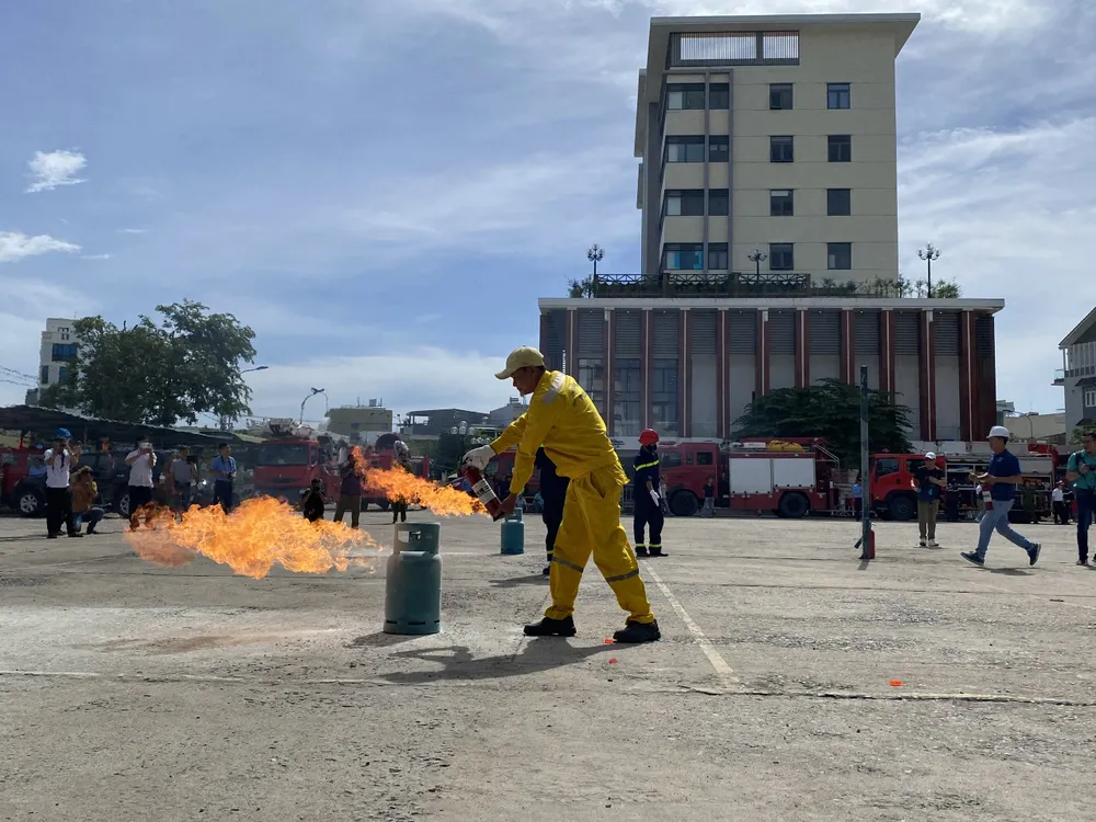 Người dân thực hành sử dụng bình chữa cháy xách tay dập tắt đám cháy do rò rỉ gas