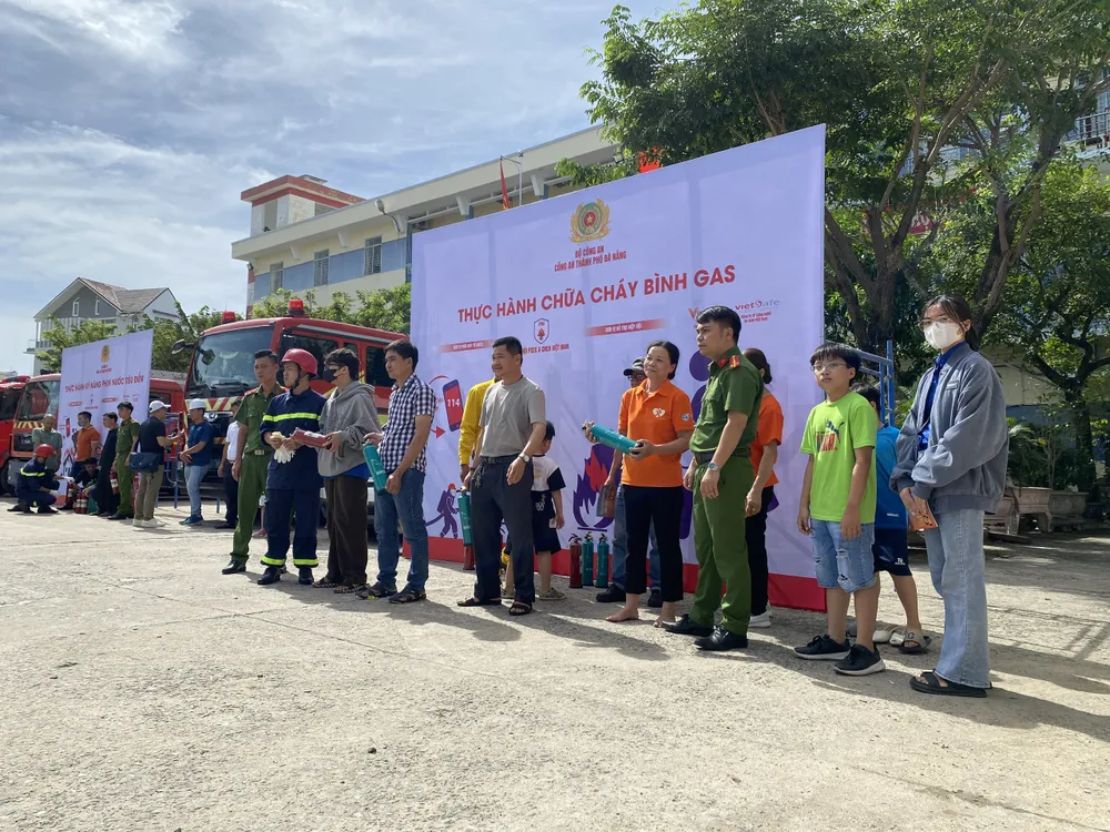 Rất đông người dân và học sinh tham gia trải nghiệm