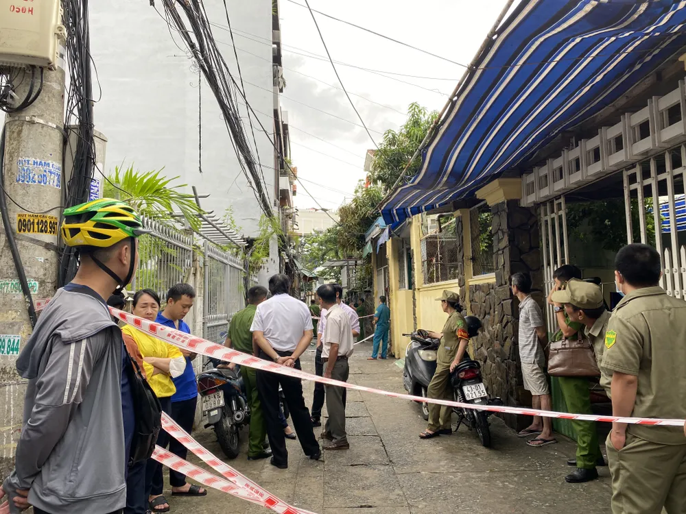 Lực lượng chức năng phong tỏa hiện trường, điều tra nguyên nhân vụ cháy