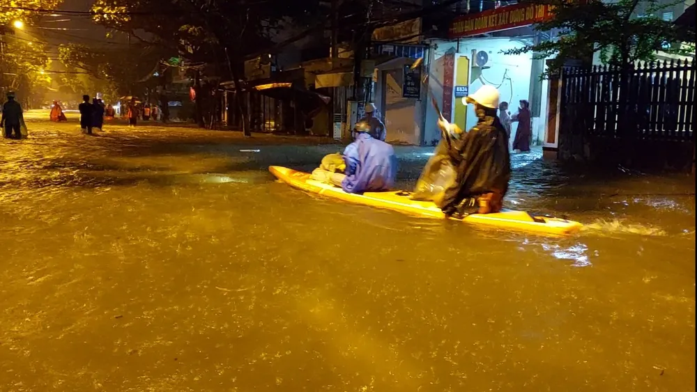Nhiều tuyến đường tại TP Đà Nẵng bị ngập nặng Nhiều tuyến đường tại TP Đà Nẵng bị ngập nặng