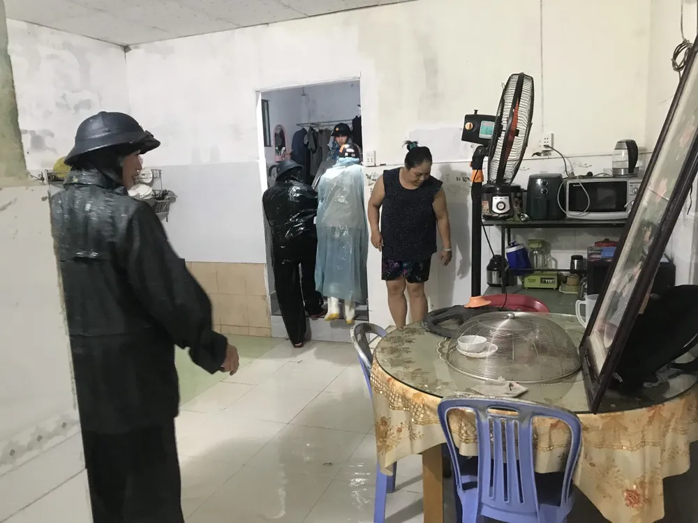 Lực lượng chức năng giúp người dân dọn đồ chạy lũ Lực lượng chức năng giúp người dân dọn đồ chạy lũ