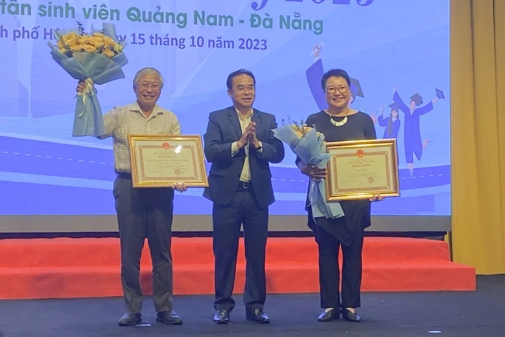 Phó Chủ tịch UBND tỉnh Quảng Nam Trần Anh Tuấn trao Bằng khen cho đại diện Báo Tuổi trẻ và Câu lạc bộ Tiếp sức đến trường Quảng Nam - Đà Nẵng Phó Chủ tịch UBND tỉnh Quảng Nam Trần Anh Tuấn trao Bằng khen cho đại diện Báo Tuổi trẻ và Câu lạc bộ Tiếp sức đến trường Quảng Nam - Đà Nẵng