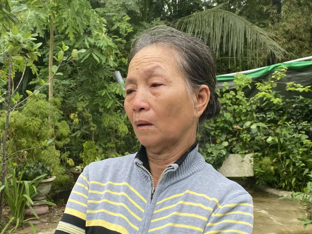 Bà Lự đau đớn khi hay tin con trai mất tích trên biển. Ảnh: PHẠM NGA