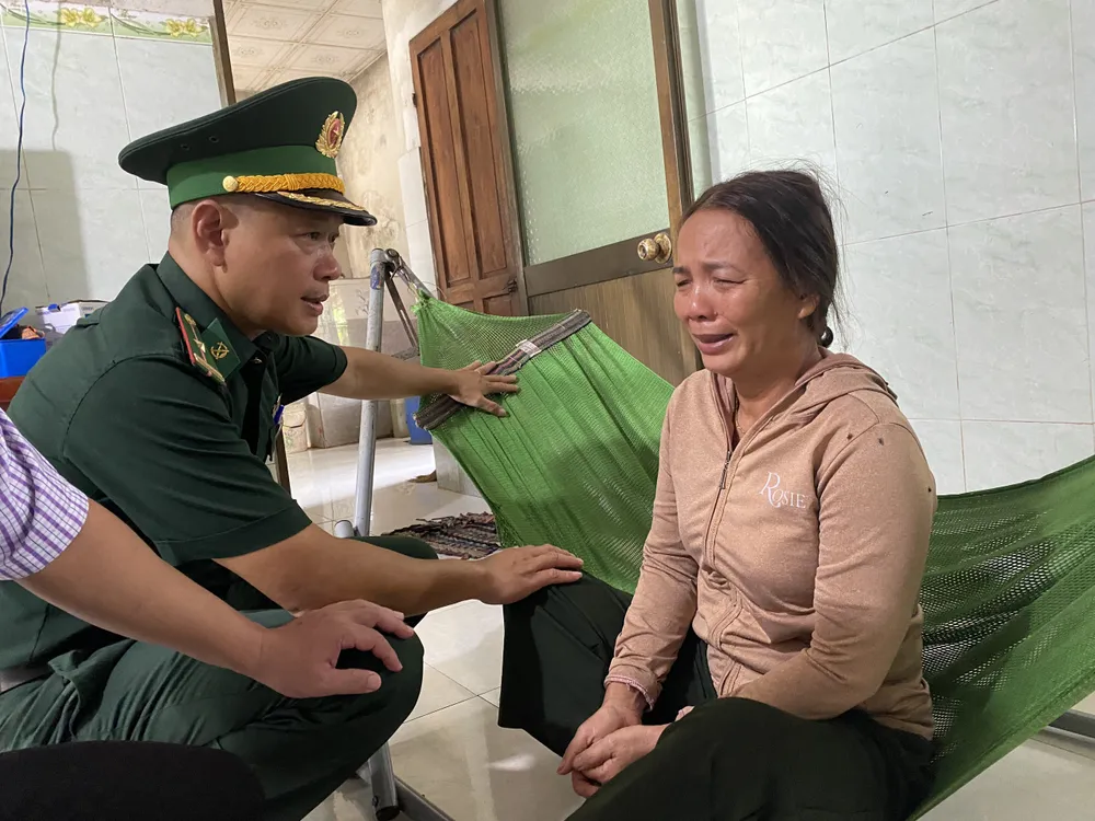 Chị Nhung bật khóc khi có người hỏi thăm về chồng mình. Ảnh: PHẠM NGA