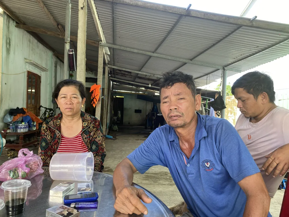 Ông Nhất vẫn mong chờ phép màu sẽ cứu người con trai 24 tuổi của mình. Ảnh: PHẠM NGA Ông Nhất vẫn mong chờ phép màu sẽ cứu người con trai 24 tuổi của mình. Ảnh: PHẠM NGA