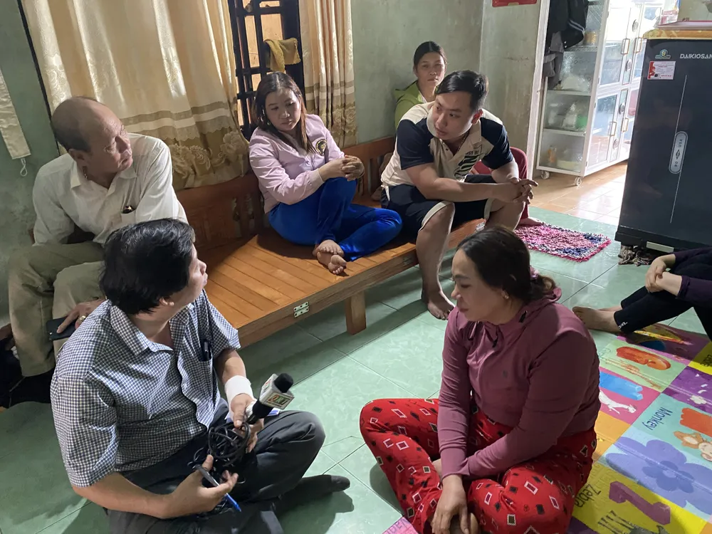 Hàng xóm, người thân thay nhau đến động viên các gia đình có người gặp nạn. Ảnh: PHẠM NGA Hàng xóm, người thân thay nhau đến động viên các gia đình có người gặp nạn. Ảnh: PHẠM NGA