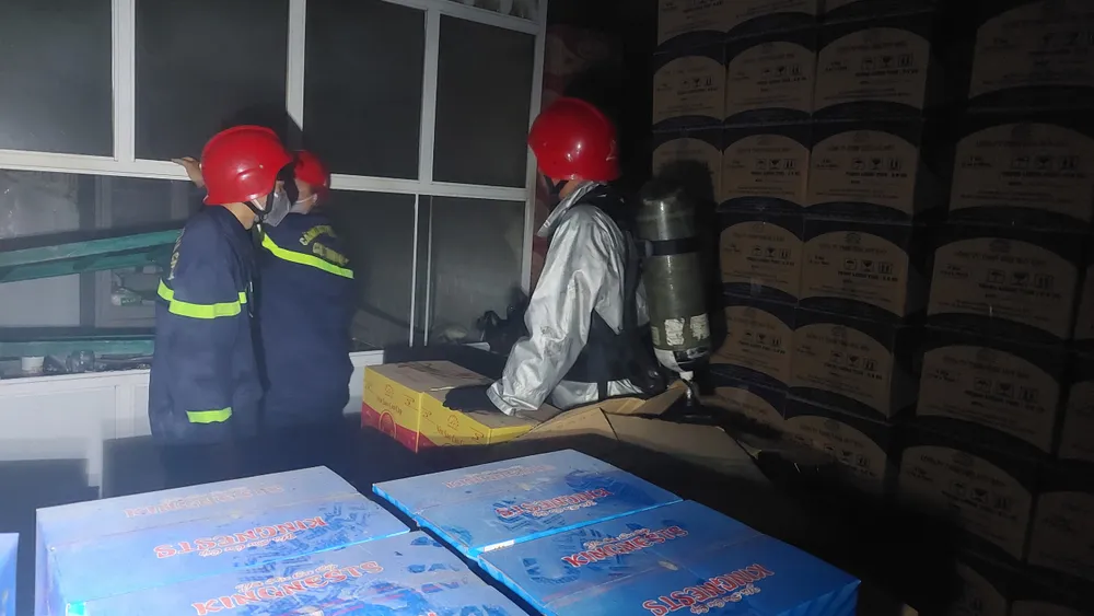 Bên trong kho hàng chứa nhiều vật dụng khiến đám cháy lan nhanh