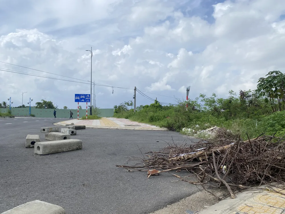 Khu vực sát tổ 68, phường Hòa Minh được rào chắn bởi tôn, bê tông, cây cối ngổn ngang