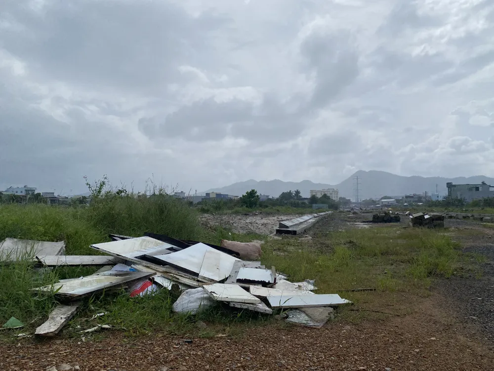 Vì tạm dừng thi công nên nhiều khu vực của dự án trở thành nơi tập kết rác, nhếch nhác, gây ô nhiễm nặng nề