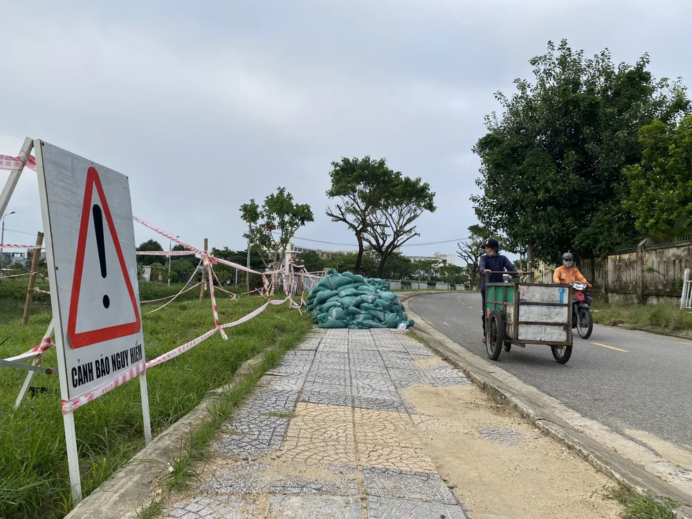 Để đảm bảo an toàn cho người dân, cơ quan chức năng đã cắm biển cảnh báo nguy hiểm ở khu vực bị sụt lún