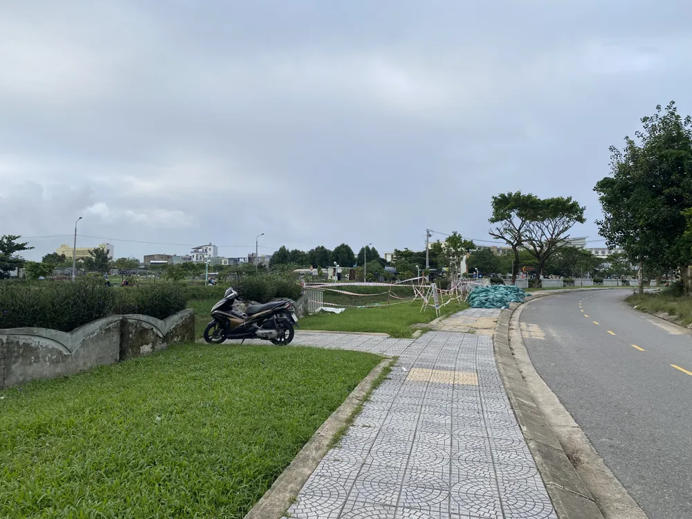 Được biết, vỉa hè đường Yên Khê 2 là nơi người dân thường xuyên lui tới để tập thể dục và hóng mát. Tuy nhiên, tình trạng sạt lở kéo dài khiến họ bất an mỗi khi đến gần khu vực này