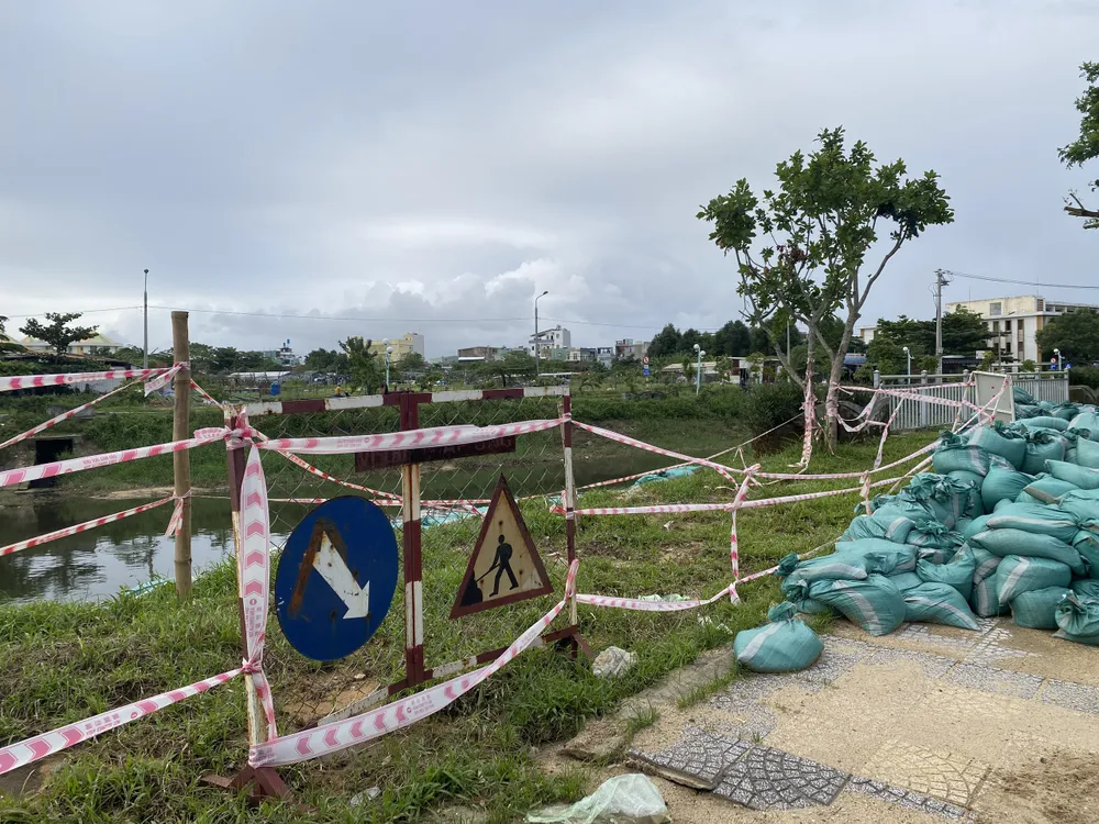 Sạt lở khiến một phần hàng rào của vỉa hè đường Yên Khê 2 bị hư hỏng, gãy đổ