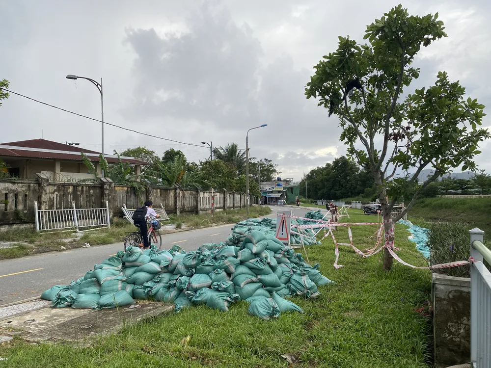 Hàng trăm bao cát nằm ngổn ngang trên vỉa hè đường Yên Khê 2