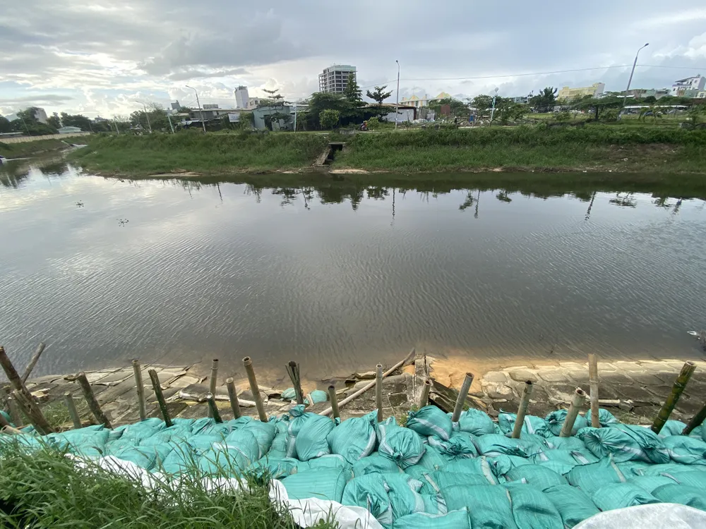 Nhiều người dân cho biết, tình trạng sạt lở diễn ra từ đợt mưa lớn giữa tháng 10 và ngày càng nghiêm trọng