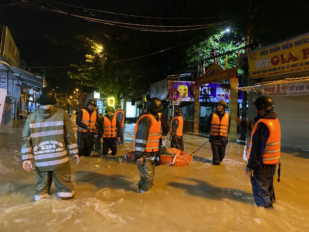 Lực lượng chức năng sử dụng phao cứu sinh giúp sơ tán dân đến nơi an toàn Lực lượng chức năng sử dụng phao cứu sinh giúp sơ tán dân đến nơi an toàn