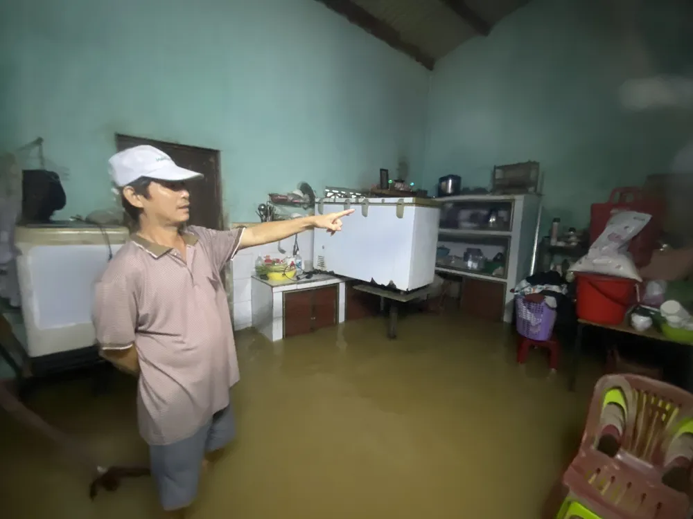 Nhà ông Nguyễn Đình Ánh ngập trong biển nước Nhà ông Nguyễn Đình Ánh ngập trong biển nước