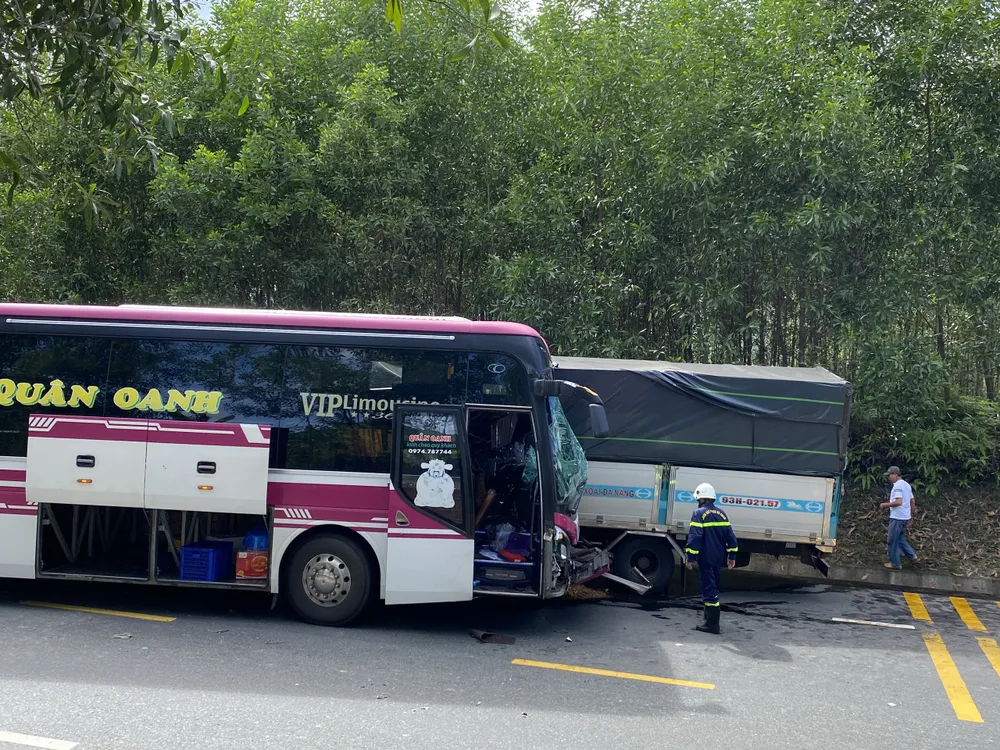 Phần đầu xe khách bị hư hỏng nặng Phần đầu xe khách bị hư hỏng nặng