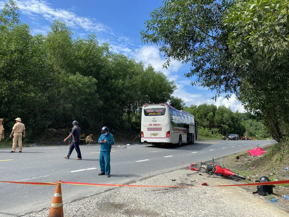 Xe máy bị hất văng sang bên đường Xe máy bị hất văng sang bên đường