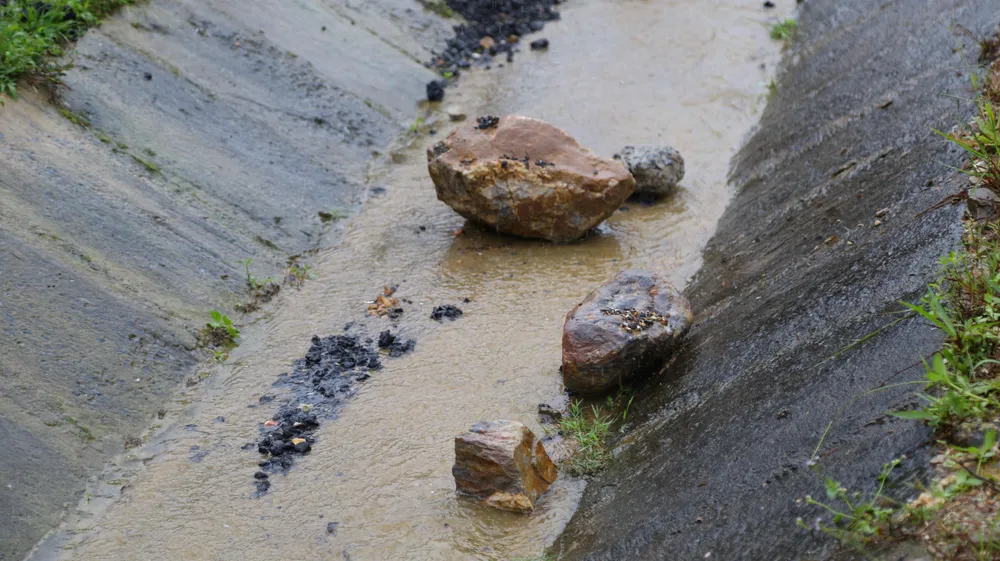 Tuy nhiên do mưa lớn, đất đá liên tục đổ xuống mặt đường và rãnh thoát nước khiến công tác khắc phục trở nên khó khăn