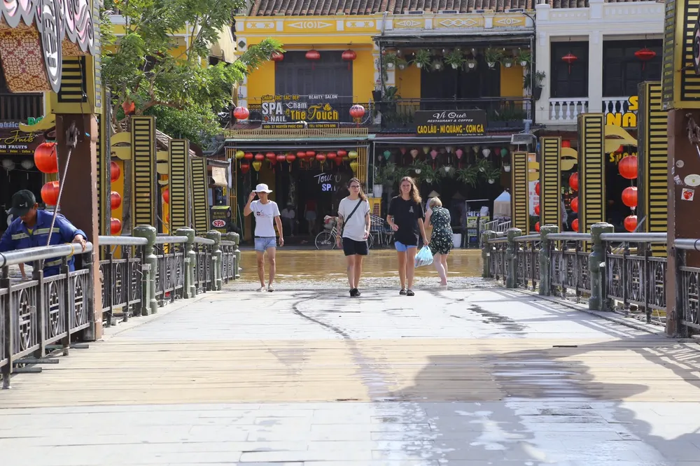 Trước đó, khoảng 1 giờ ngày 15-11, lũ trên sông Thu Bồn tại Hội An đạt đỉnh ở mức 1,77m. Đến chiều nay, trời ngưng mưa và chuyển sang nắng nhẹ nên mực nước đã giảm dần