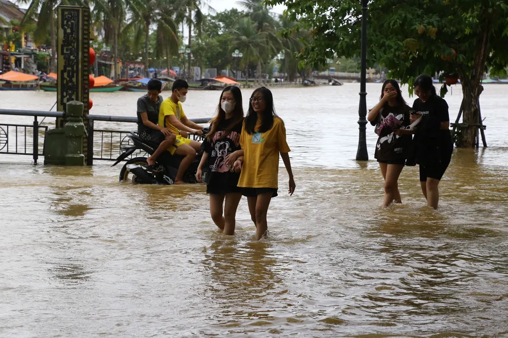 &quot;Nhiều du khách khi đến quán uống nước nói rằng có lẽ đây là khoảnh khắc đặc biệt nhất trong chuyến đi của họ, bởi vậy tranh thủ lúc nước chưa rút hết họ đã check in cùng bạn bè và gia đình&quot;, chị Trâm kể.