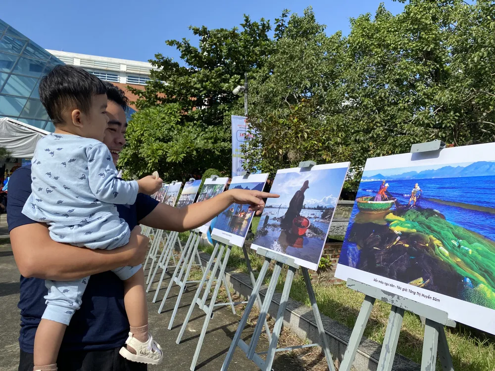 Người dân và du khách tham quan triển lãm ảnh &quot;Chuyện làng biển&quot;