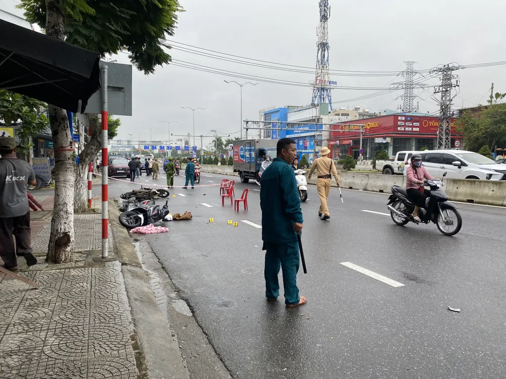Hiện trường 2 tên cướp tông vào xe người dân đi đường Hiện trường 2 tên cướp tông vào xe người dân đi đường