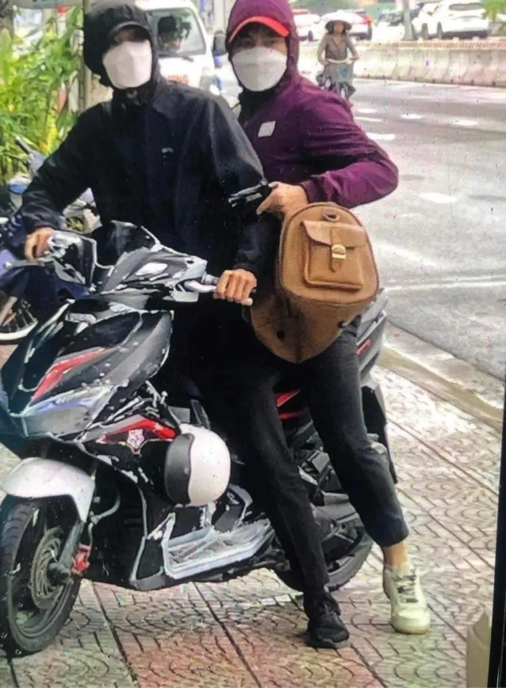 Hình ảnh 2 đối tượng Trần Văn Trí và Nguyễn Thanh Cường được chụp lại trong lúc bỏ chạy Hình ảnh 2 đối tượng Trần Văn Trí và Nguyễn Thanh Cường được chụp lại trong lúc bỏ chạy