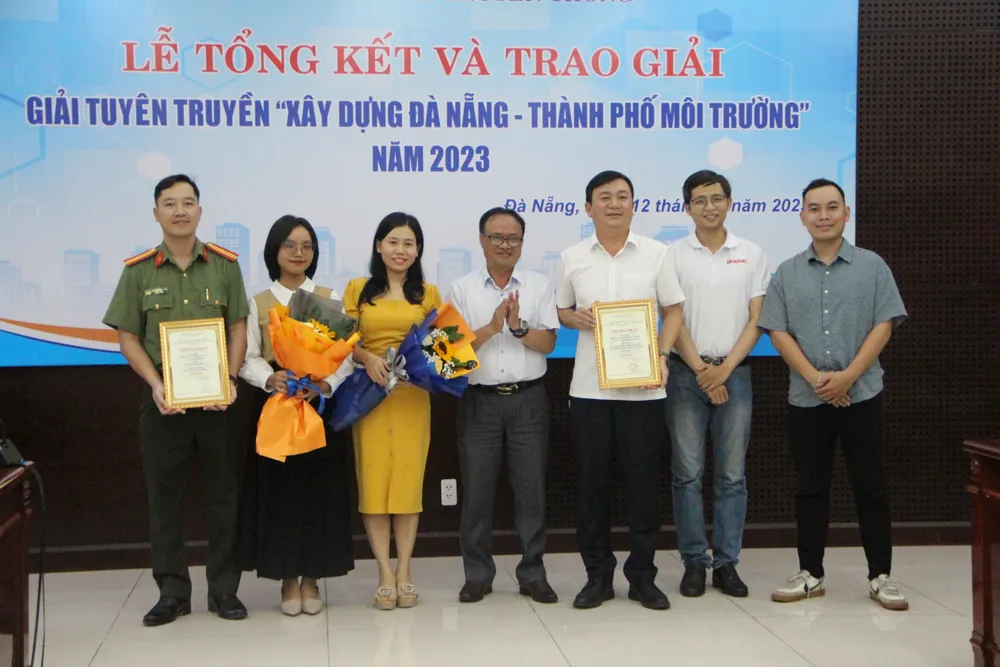 Ban tổ chức trao giải nhì cho các tác giả img-4229-8952.jpg