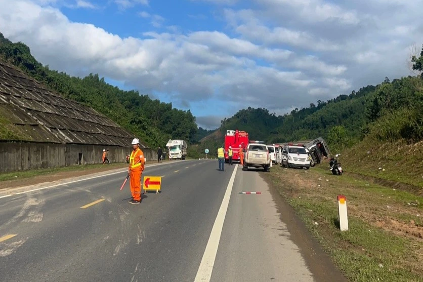 Hiện trường vụ tai nạn z5199511043145-2b27f3984570f39df85521eb8f609c05-5828.jpg